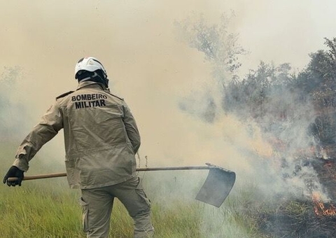 Bombeiros e Força Nacional combatem incêndio perto do aeroporto de Lábrea