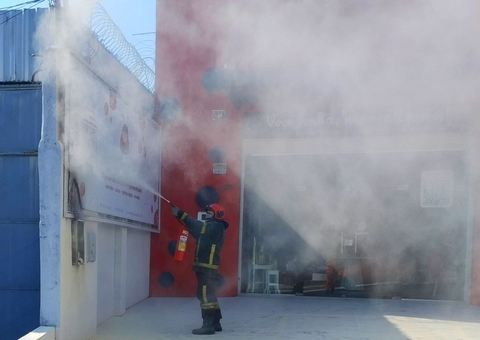 Curto-circuito causa incêndio em papelaria na Praça 14