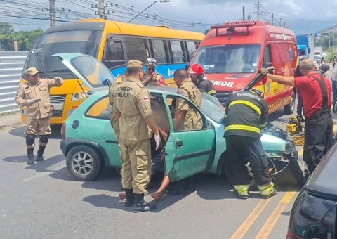 Acidente entre carros deixa três feridos e dois presos às ferragens no Distrito