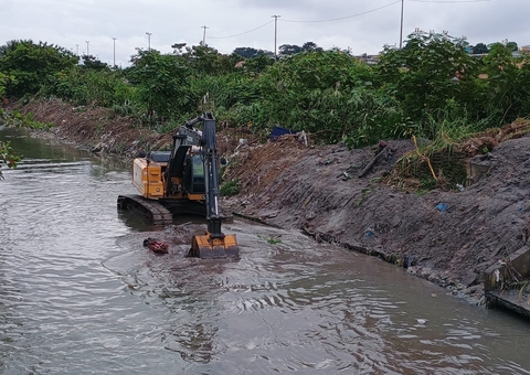 Limpeza é realizada para melhorar escoamento de água no igarapé no Novo Aleixo