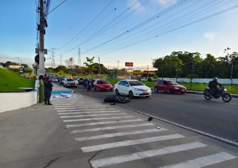 Motociclista morre ao colidir com poste na Avenida das Torres