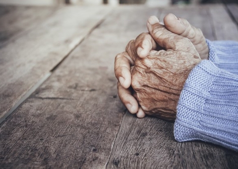 Justiça determina que filho saia de casa após importunar a mãe idosa