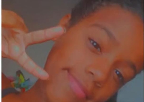 Menina esmagada por carro alegórico não corre risco de perder a outra perna, diz tia