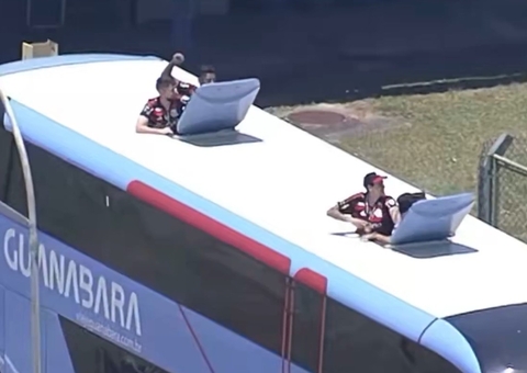 Vídeo: Jogadores surgem no teto de ônibus durante festa de comemoração do Flamengo