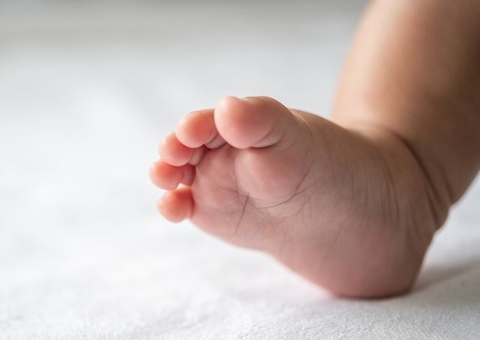 Tortura: Bebê tem clavícula fraturada e mãos e pés queimados em Manaus