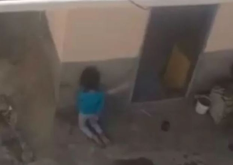 Pais são presos após filha de 4 anos ficar por mais 1 hora de joelhos durante castigo