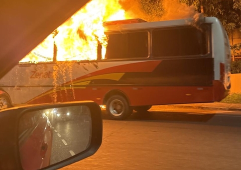 Micro-ônibus que fazia rota para o Distrito é destruída em incêndio na Av.  Rodrigo Otávio