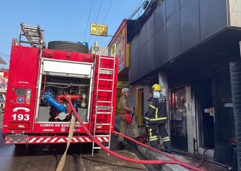 Incêndio destrói loja de brinquedos e deixa comerciantes em pânico em Manaus