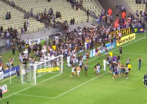 Vídeo: Torcida do Ceará invade campo do Castelão após empate com o Cuiabá