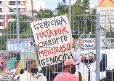 Manifestantes chamam Bolsonaro de genocida e criticam homenagem em Manaus