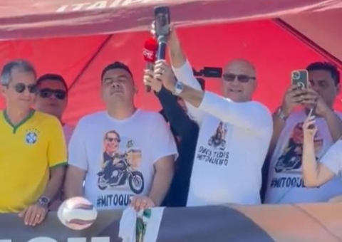 Internado, Bolsonaro participa de motociata em Manaus por videochamada