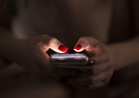 Mulher espera marido dormir, descobre traição no celular e acaba sendo agredida