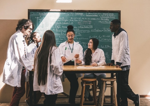 Restrição ao uso do celular nas escolas já está valendo