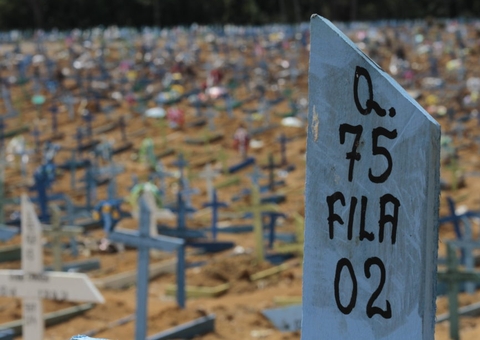 2.215 pessoas morreram com Covid no Brasil nas últimas 24 horas