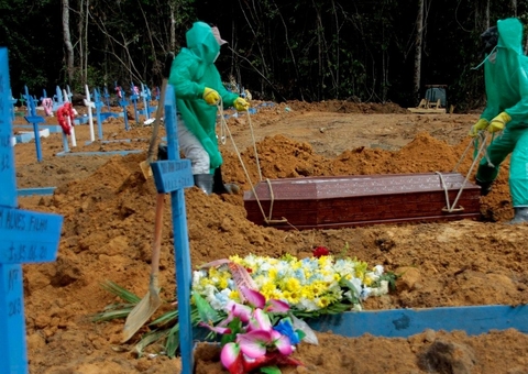 Manaus fez 47 sepultamentos nesta quinta-feira; 13 de vítimas da Covid