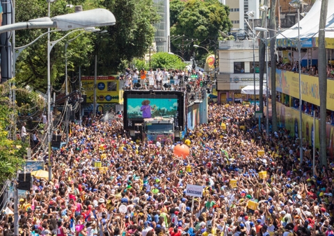Mulher é baleada no olho durante briga em bloco de carnaval em Salvador