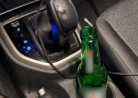 Motorista bêbado é preso enquanto fazia sexo com carro em movimento