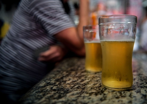 Pai forçava filho de 3 anos a consumir bebida alcoólica, diz polícia