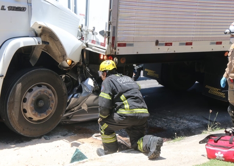 Motorista vai responder por homicídio culposo após esmagar carro com 2 vítimas em Manaus