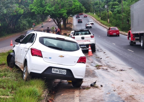 Carro invade canteiro e 'arranca' poste em acidente em avenida de Manaus 