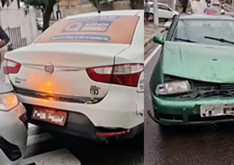 Idoso avança sinal vermelho e causa acidente na Avenida Umberto Calderaro