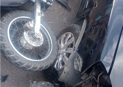 Homem sofre fratura exposta em acidente entre carro e moto em Manaus
