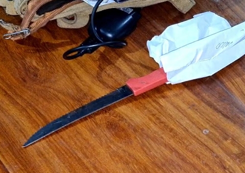 Mulher crava faca de cortar pão no pescoço do ex durante festa no Amazonas