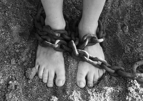 Mãe é indiciada por acorrentar filho de 10 anos para não usar drogas em Itapiranga