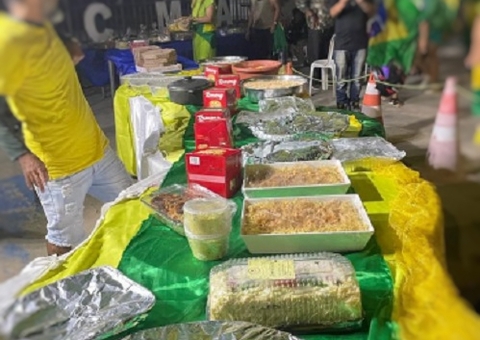 Bolsonaristas fazem ceia de Natal em frente ao CMA em Manaus