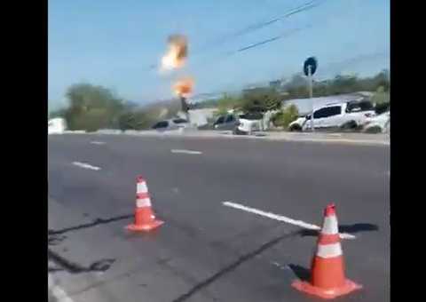 Vídeo: Transformadores explodem após caminhão colidir com poste em Manaus