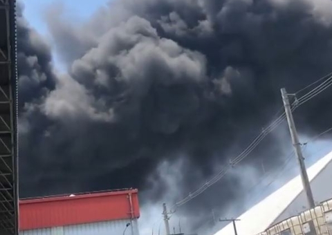 Novos vídeos mostram incêndio em fábrica de isopor em Manaus