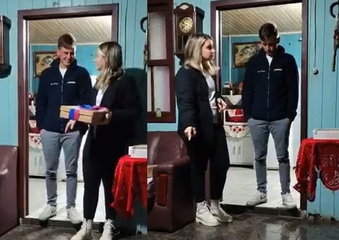 Exposto em 'chá revelação de traição' processa ex grávida e quebra o silêncio