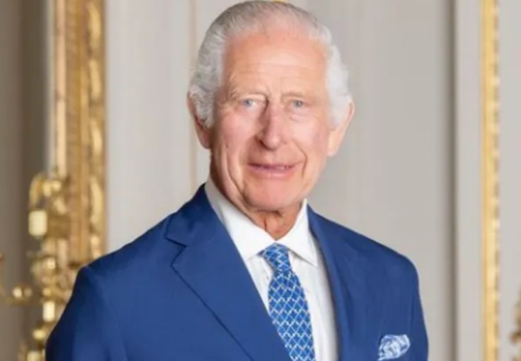 Rei Charles 3º retira título de princípe de Andrew após envolvimento com Epstein