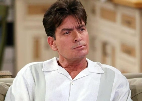 Vizinha estrangula Charlie Sheen após invadir casa do ator