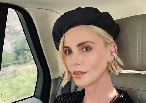 Charlize Theron fala sobre sexo casual com jovem 23 anos mais novo