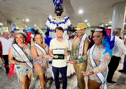 Kamélia recebe chave e inaugura o calendário carnavalesco de Manaus