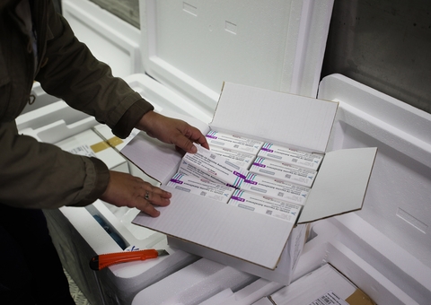 Covid:Amazonas recebe 40 mil doses de vacina para trabalhadores da educação