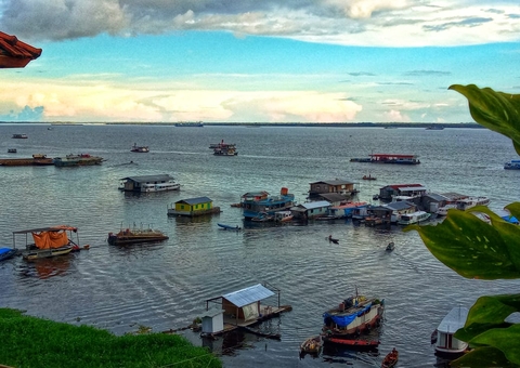 Rio Negro desce e vazante é comemorada por moradores no Amazonas