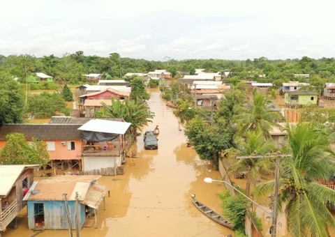 Casas em Boca do Acre desmoronam por conta da cheia