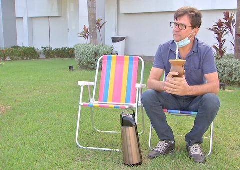 Homem espera há dias na frente de hospital esposa internada com Covid