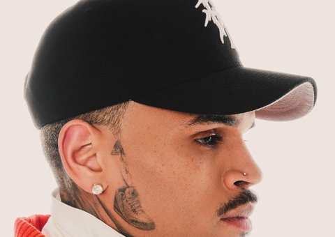 Em documentário, mulher acusa Chris Brown de estuprá-la em iate de Diddy