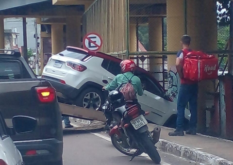 Carro fica preso ao tentar entrar em antigo estacionamento irregular em Manaus