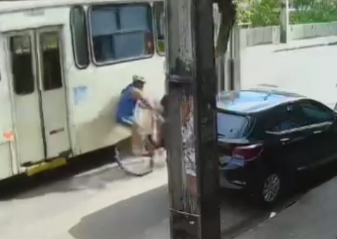 Vídeo mostra momento que ciclista é atropelado por ônibus em Manaus; Família pede por justiça
