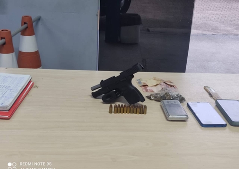 Fumando maconha e intimidando pedestres com arma, dupla é presa em Manaus