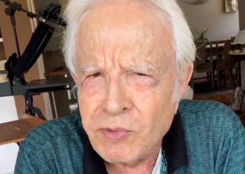 Aos 93 anos, Cid Moreira é vacinado contra covid