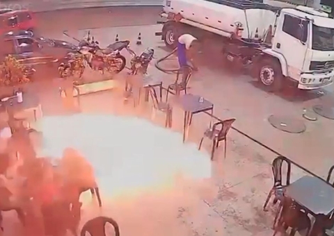 Homem acende cigarro em posto de combustível e fogo se alastra no Maranhão; vídeo