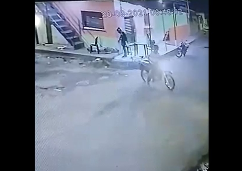 Vídeo: Disfarçado de entregador, homem persegue e executa homem em Manaus