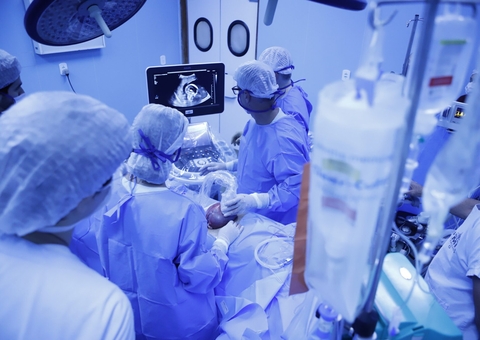 Hospital realiza cirurgia inédita de bebê ainda no útero da mãe