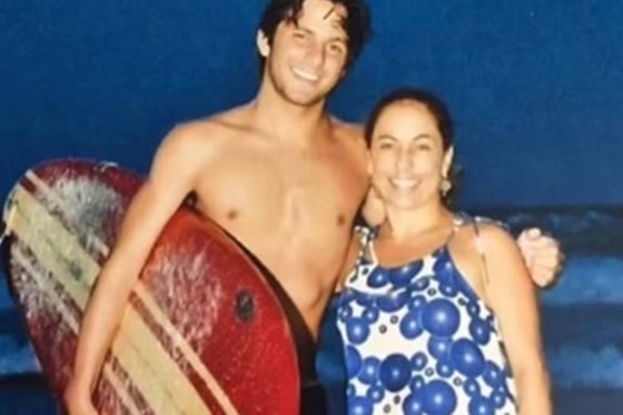 Cissa Guimarães leva flores toda semana ao local onde o filho morreu