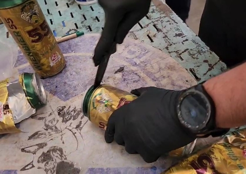 Droga avaliada em R$ 35 mil é encontrada dentro de latas de cerveja nos Correios